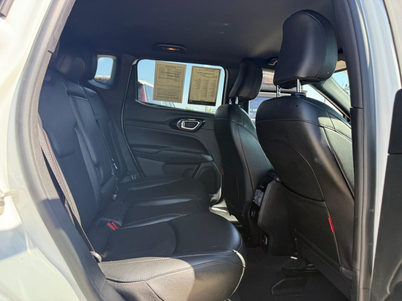 Jeep Compass Vehicle Full-screen Gallery Image 11