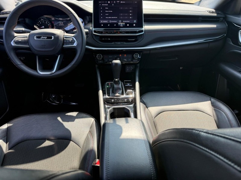 Jeep Compass Vehicle Full-screen Gallery Image 12
