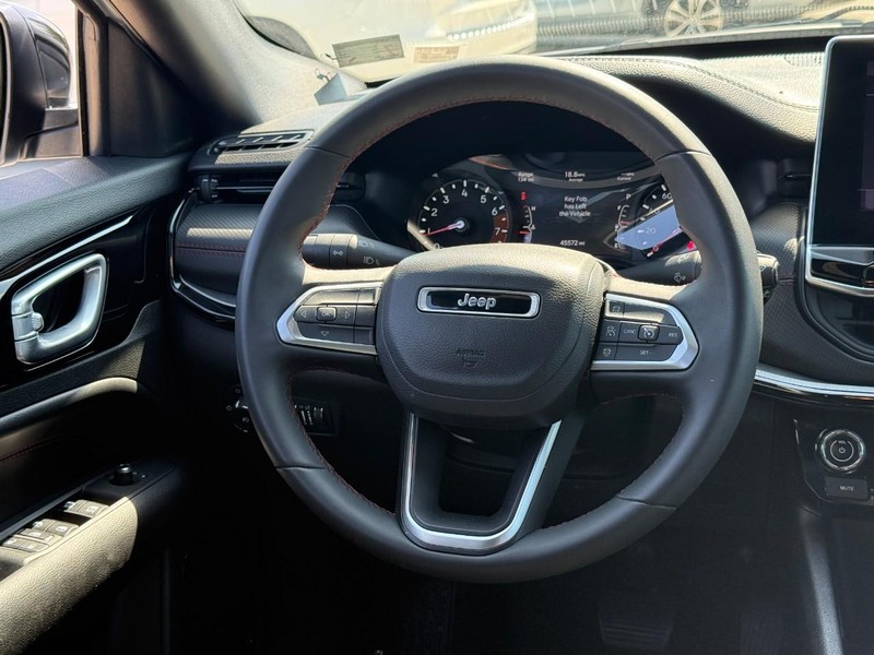 Jeep Compass Vehicle Full-screen Gallery Image 13