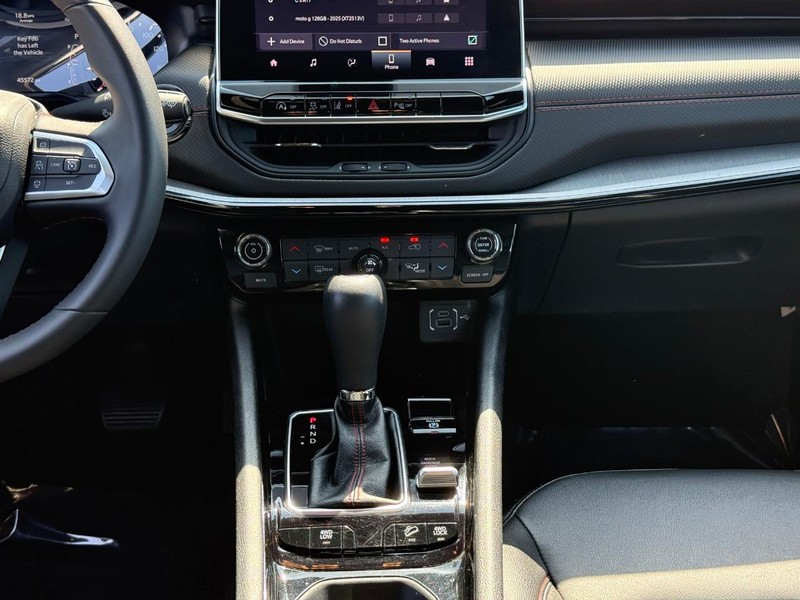 Jeep Compass Vehicle Full-screen Gallery Image 15