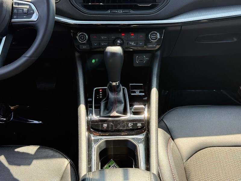 Jeep Compass Vehicle Full-screen Gallery Image 16
