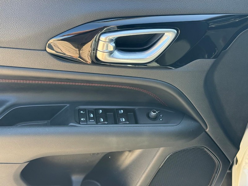 Jeep Compass Vehicle Full-screen Gallery Image 17