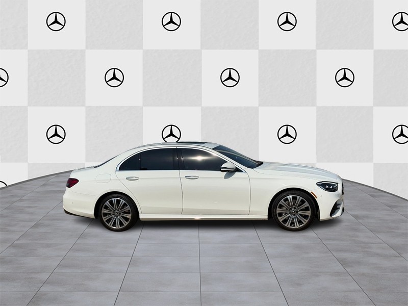 Mercedes-Benz E-Class Vehicle Full-screen Gallery Image 2