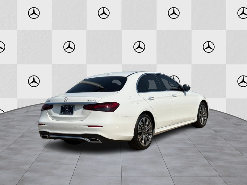 Mercedes-Benz E-Class Vehicle Full-screen Gallery Image 3
