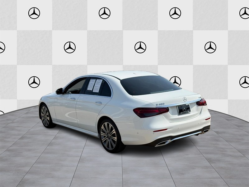 Mercedes-Benz E-Class Vehicle Full-screen Gallery Image 4