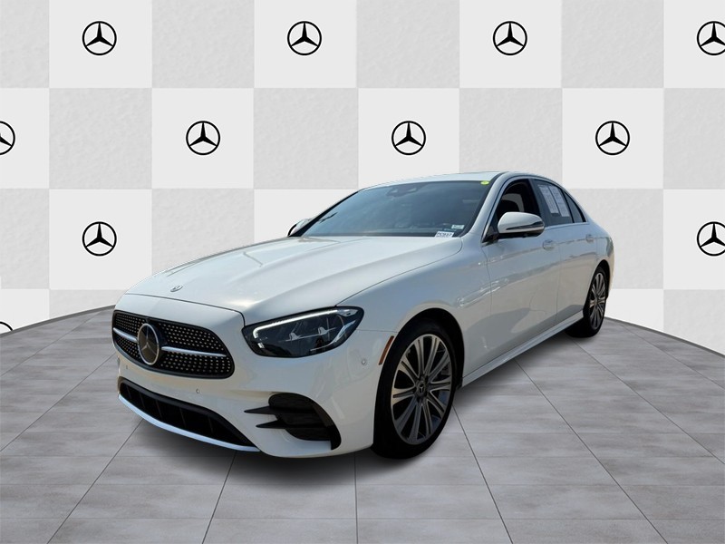Mercedes-Benz E-Class Vehicle Full-screen Gallery Image 5