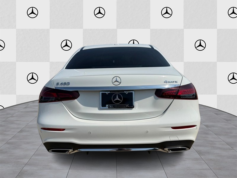 Mercedes-Benz E-Class Vehicle Full-screen Gallery Image 6