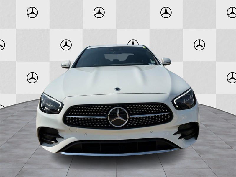 Mercedes-Benz E-Class Vehicle Full-screen Gallery Image 7
