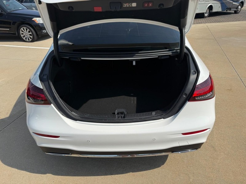 Mercedes-Benz E-Class Vehicle Full-screen Gallery Image 8