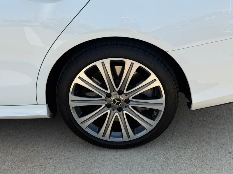Mercedes-Benz E-Class Vehicle Full-screen Gallery Image 9