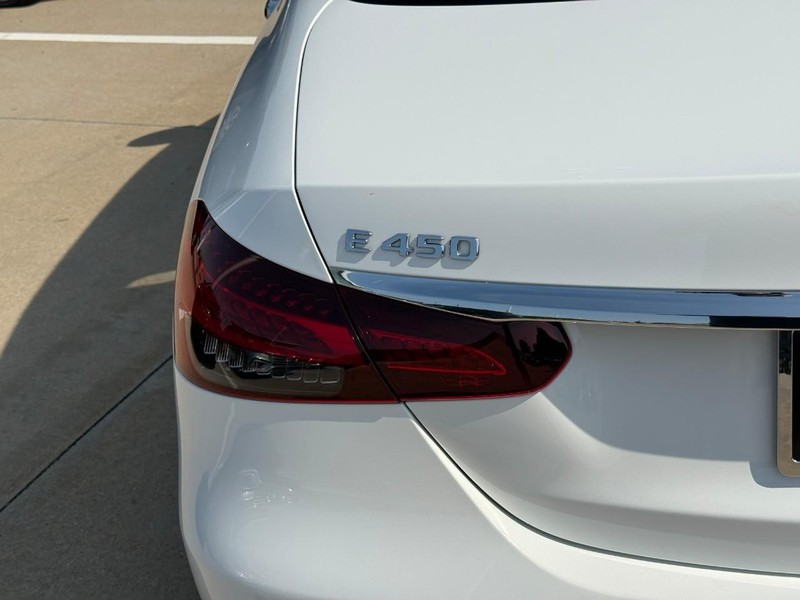 Mercedes-Benz E-Class Vehicle Full-screen Gallery Image 10