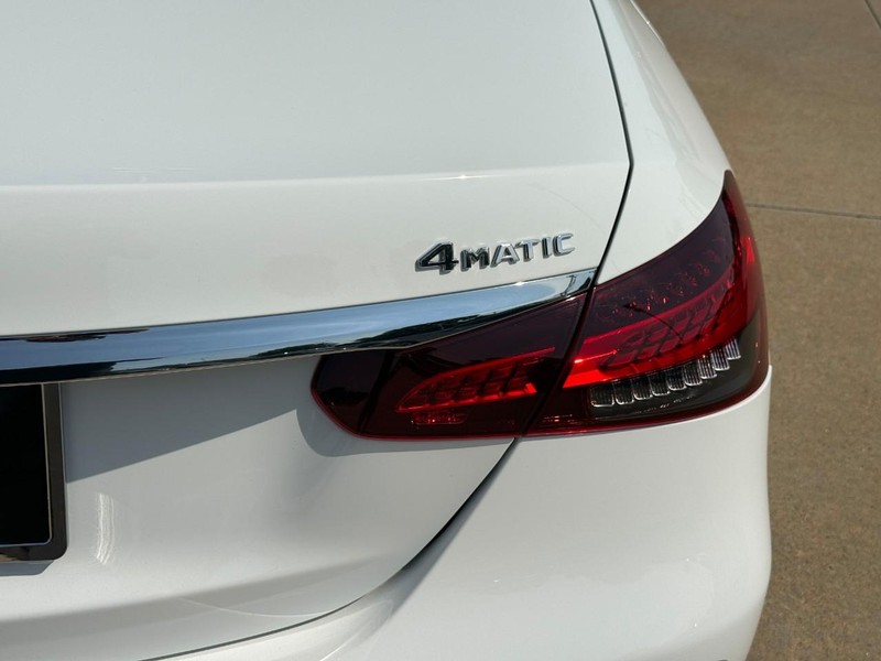 Mercedes-Benz E-Class Vehicle Full-screen Gallery Image 11