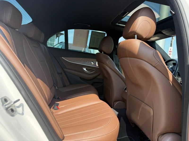 Mercedes-Benz E-Class Vehicle Full-screen Gallery Image 12