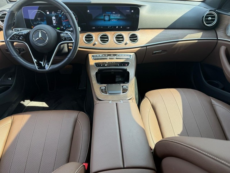 Mercedes-Benz E-Class Vehicle Full-screen Gallery Image 13