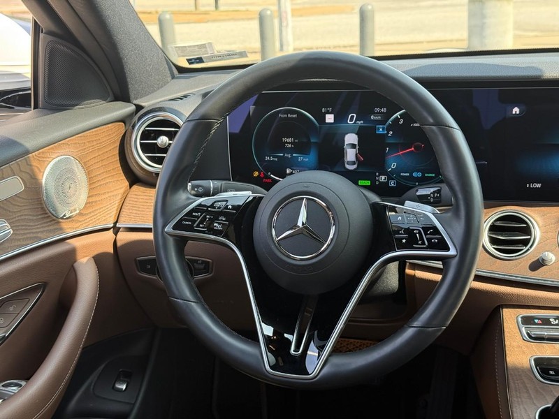 Mercedes-Benz E-Class Vehicle Full-screen Gallery Image 14