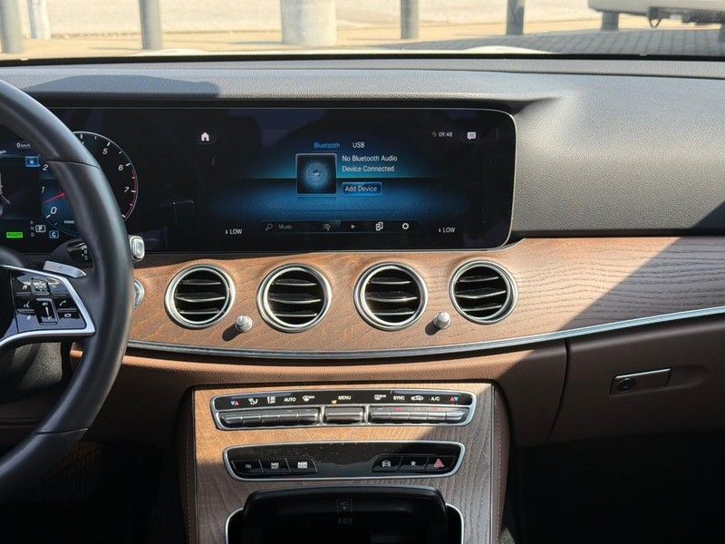 Mercedes-Benz E-Class Vehicle Full-screen Gallery Image 15