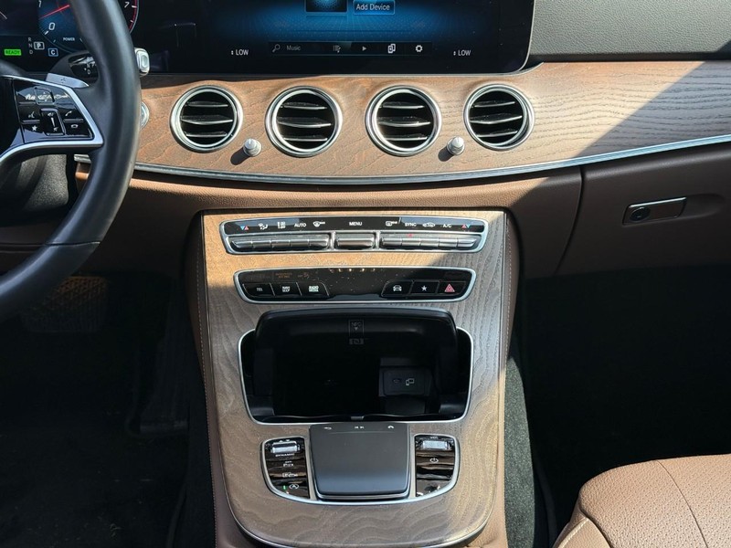 Mercedes-Benz E-Class Vehicle Full-screen Gallery Image 16