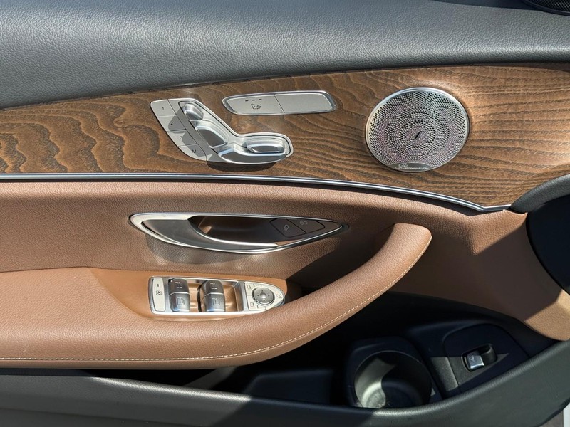 Mercedes-Benz E-Class Vehicle Full-screen Gallery Image 17