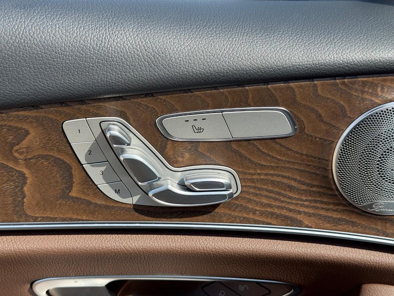 Mercedes-Benz E-Class Vehicle Full-screen Gallery Image 18