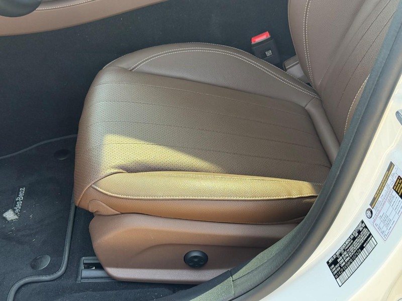Mercedes-Benz E-Class Vehicle Full-screen Gallery Image 19