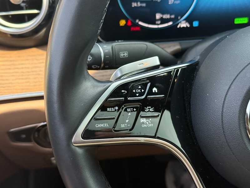 Mercedes-Benz E-Class Vehicle Full-screen Gallery Image 20