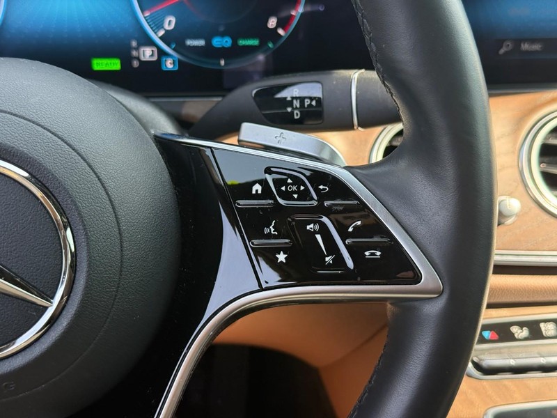 Mercedes-Benz E-Class Vehicle Full-screen Gallery Image 21
