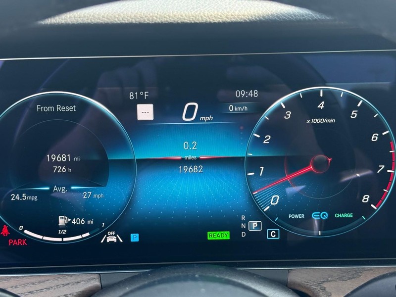 Mercedes-Benz E-Class Vehicle Full-screen Gallery Image 22