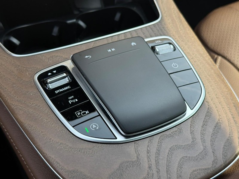 Mercedes-Benz E-Class Vehicle Full-screen Gallery Image 23
