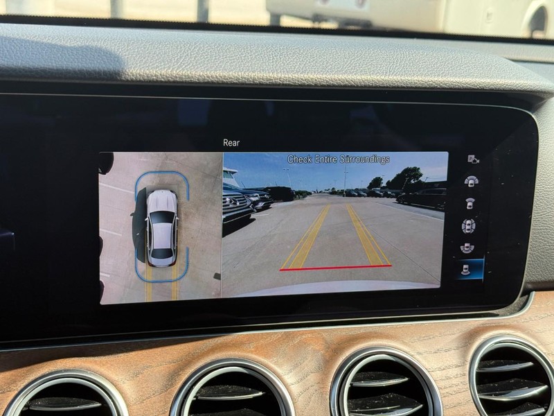 Mercedes-Benz E-Class Vehicle Full-screen Gallery Image 24
