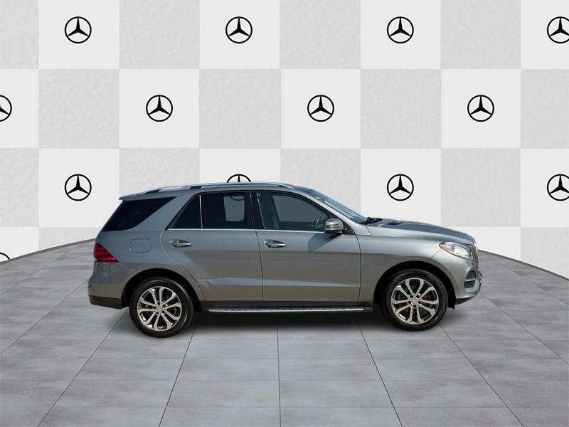 Mercedes-Benz GLE Vehicle Full-screen Gallery Image 2