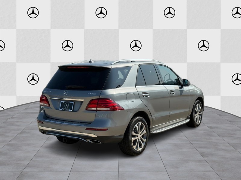 Mercedes-Benz GLE Vehicle Full-screen Gallery Image 3