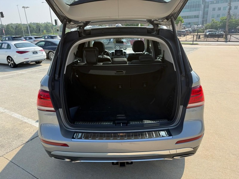 Mercedes-Benz GLE Vehicle Full-screen Gallery Image 8