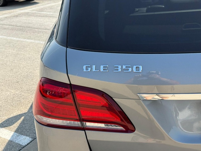 Mercedes-Benz GLE Vehicle Full-screen Gallery Image 10
