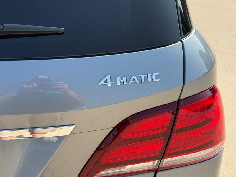 Mercedes-Benz GLE Vehicle Full-screen Gallery Image 11