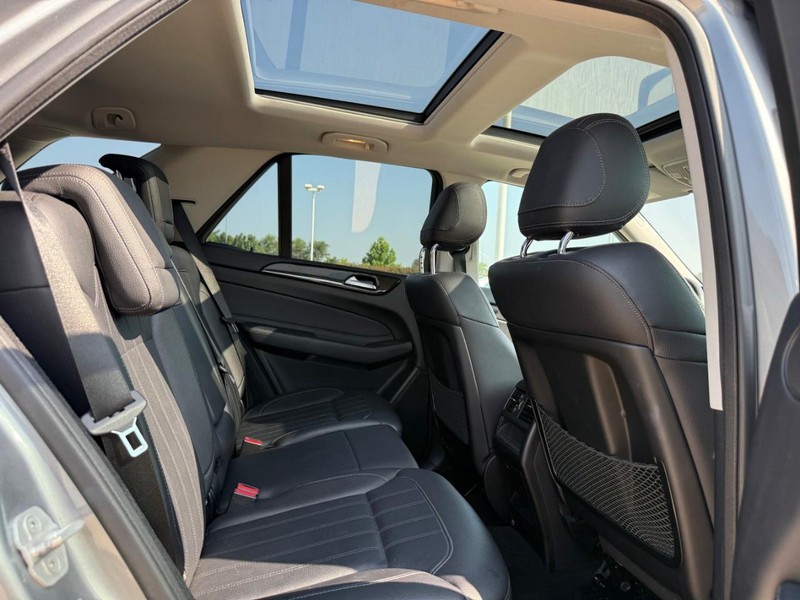 Mercedes-Benz GLE Vehicle Full-screen Gallery Image 12