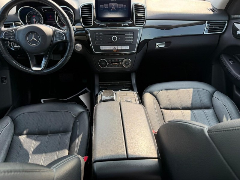 Mercedes-Benz GLE Vehicle Full-screen Gallery Image 13