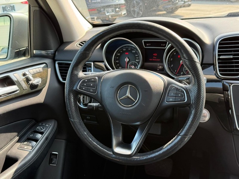 Mercedes-Benz GLE Vehicle Full-screen Gallery Image 14