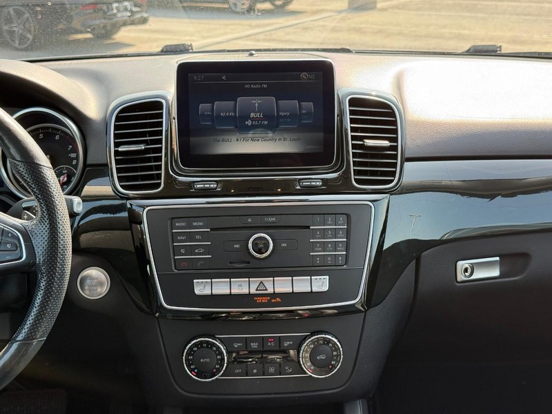 Mercedes-Benz GLE Vehicle Full-screen Gallery Image 15