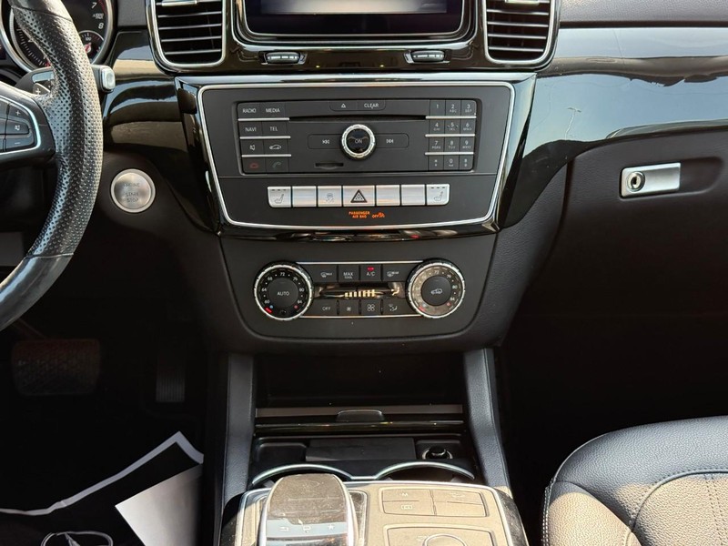 Mercedes-Benz GLE Vehicle Full-screen Gallery Image 16