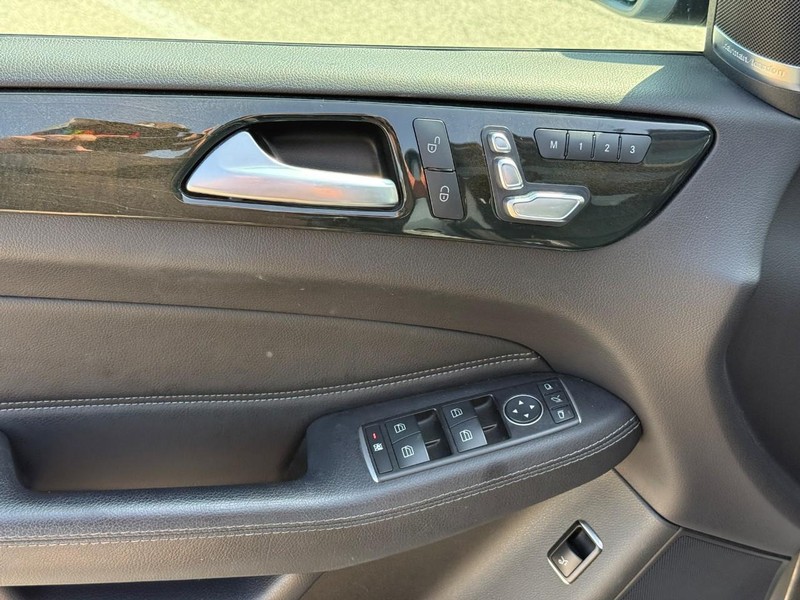 Mercedes-Benz GLE Vehicle Full-screen Gallery Image 17