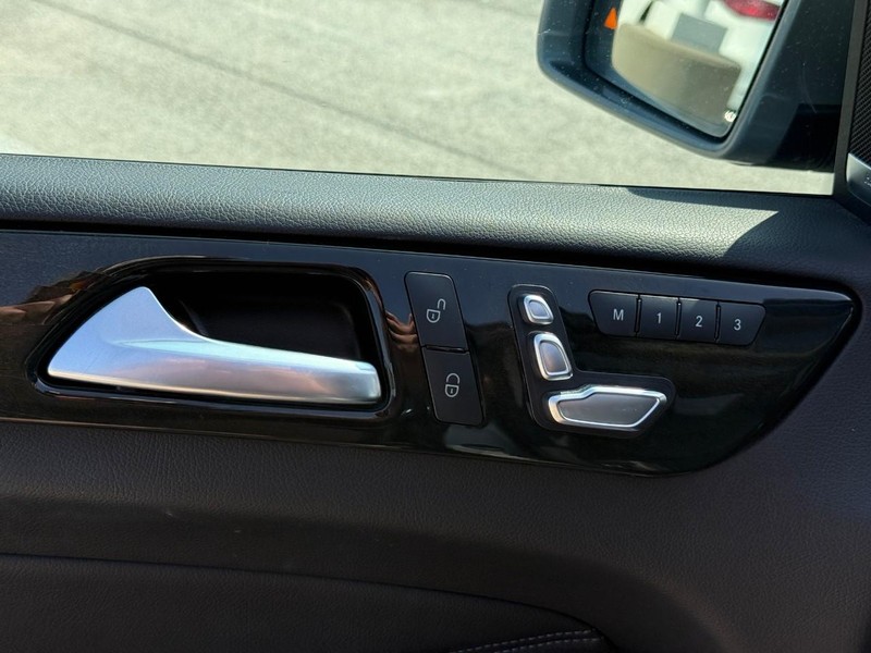 Mercedes-Benz GLE Vehicle Full-screen Gallery Image 18