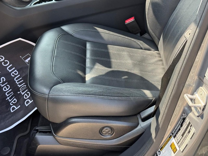 Mercedes-Benz GLE Vehicle Full-screen Gallery Image 19