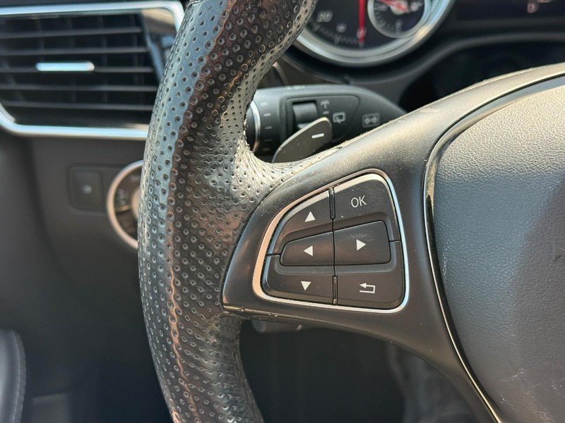 Mercedes-Benz GLE Vehicle Full-screen Gallery Image 20