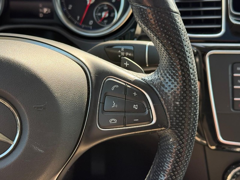 Mercedes-Benz GLE Vehicle Full-screen Gallery Image 21