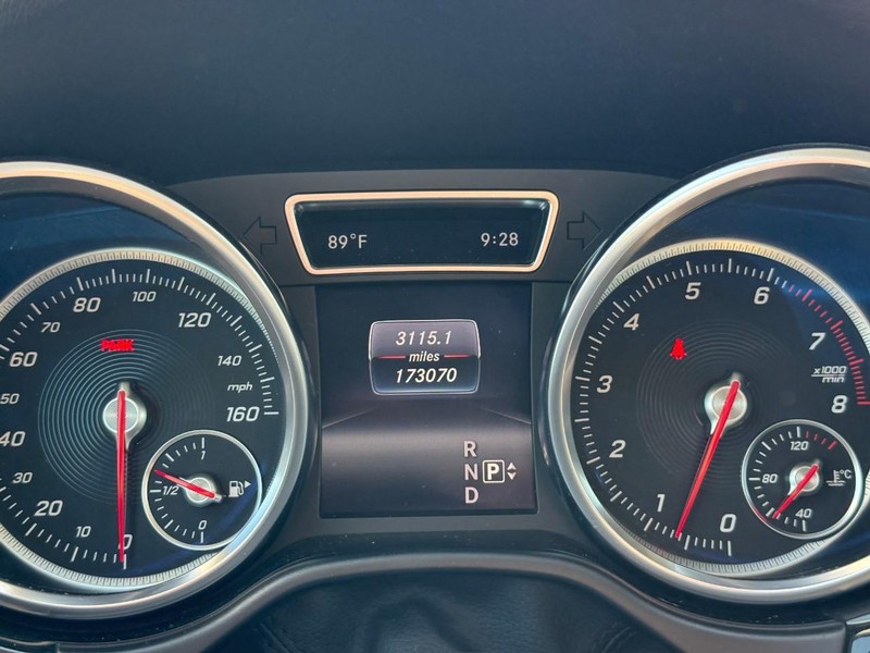 Mercedes-Benz GLE Vehicle Full-screen Gallery Image 22