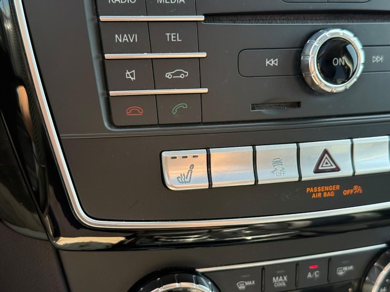 Mercedes-Benz GLE Vehicle Full-screen Gallery Image 23
