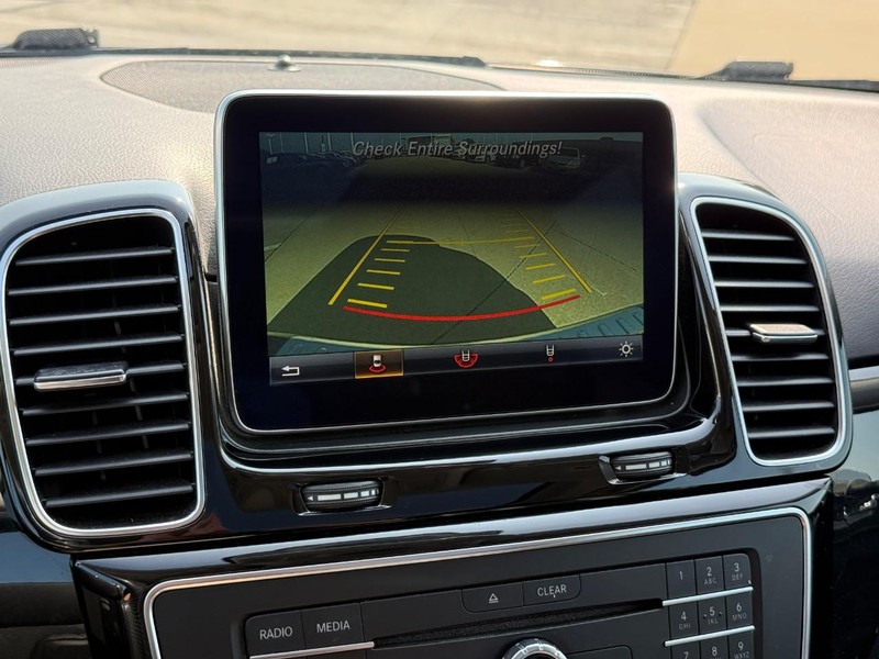 Mercedes-Benz GLE Vehicle Full-screen Gallery Image 24