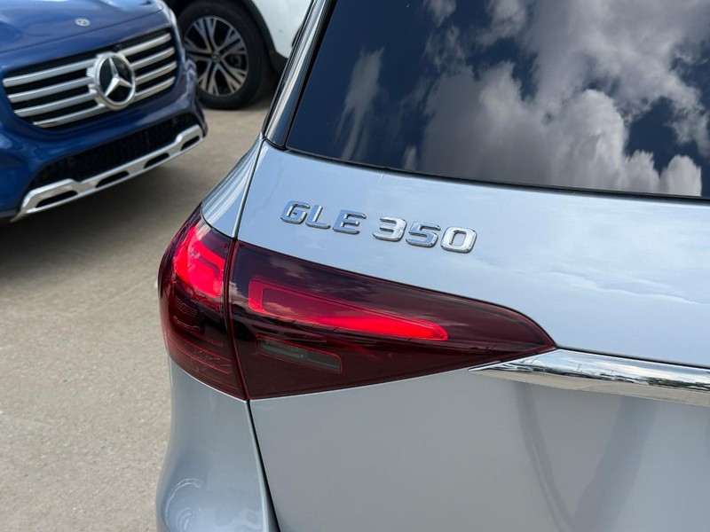 Mercedes-Benz GLE Vehicle Full-screen Gallery Image 5