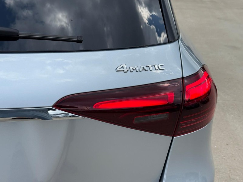Mercedes-Benz GLE Vehicle Full-screen Gallery Image 6