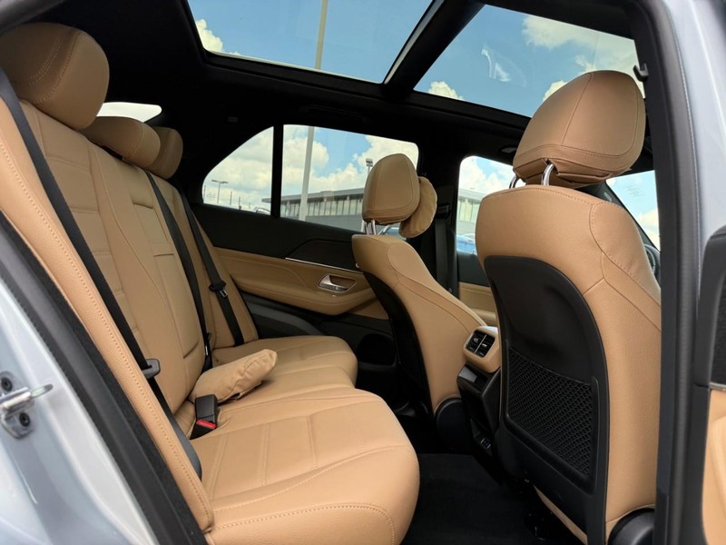 Mercedes-Benz GLE Vehicle Full-screen Gallery Image 8